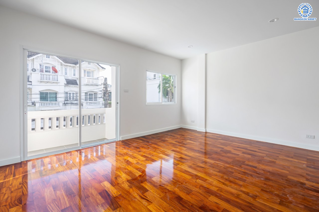 บ้านมือสองตกแต่งใหม่ ทำเลใจกลางเมือง ม.พาร์ค แกลเลอรี่ ประชาชื่น ทาวน์โฮม 3 ชั้น เนื้อที่ 22.5 ตร.ว. ฟังก์ชัน 3 ห้องนอน 3 ห้องน้ำ 2 ที่จอดรถ บนทำเลเดินทางสะดวก เชื่อมต่อหลายเส้นทาง ใกล้เดอะมอลล์งามวงศ์วาน เซ็นทรัลแจ้งวัฒนะ ทางด่วน "งามวงศ์วาน"